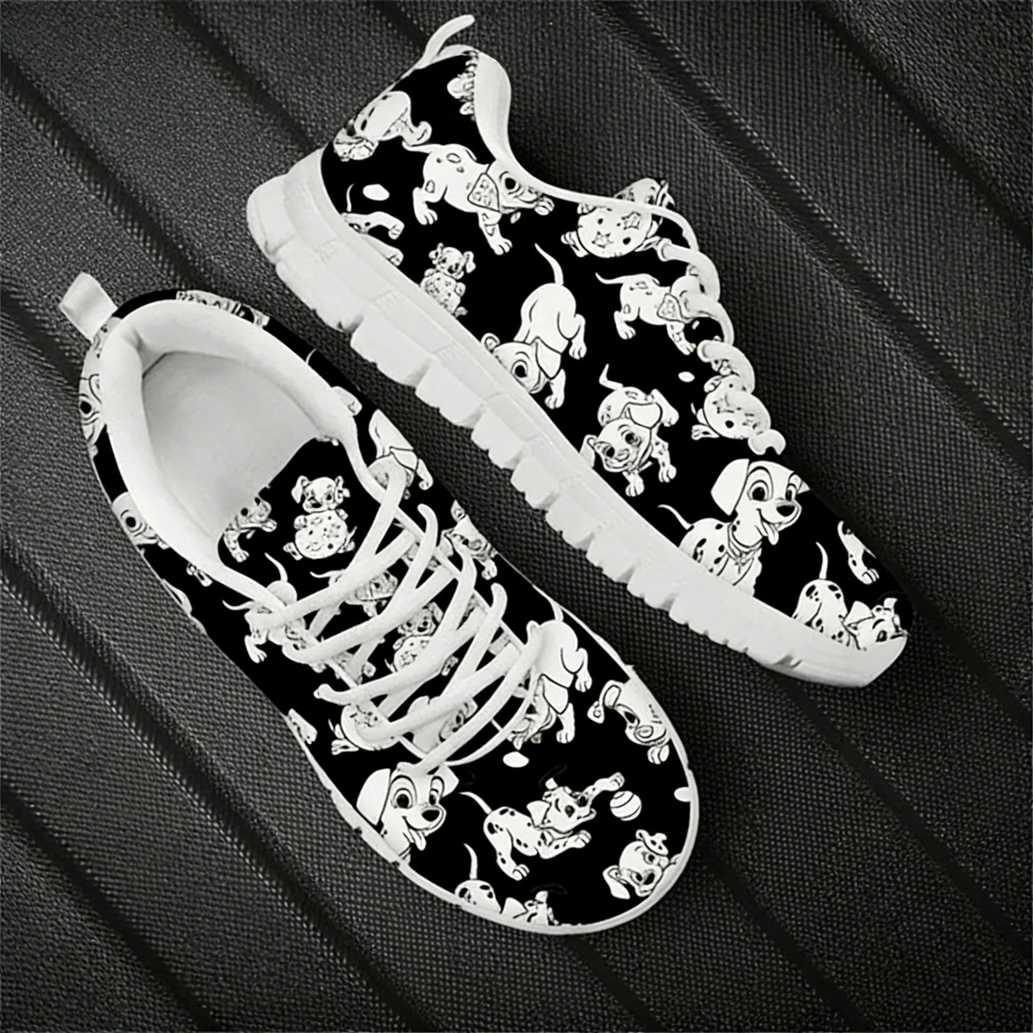 ダルメシアン犬かわいいパターン女性カジュアルフラットエアメッ - Men'S Shoes Black And White のレビューと価格